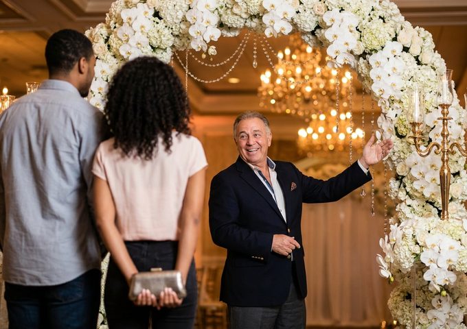 Vendedor apresentando decoração luxuosa a um casal